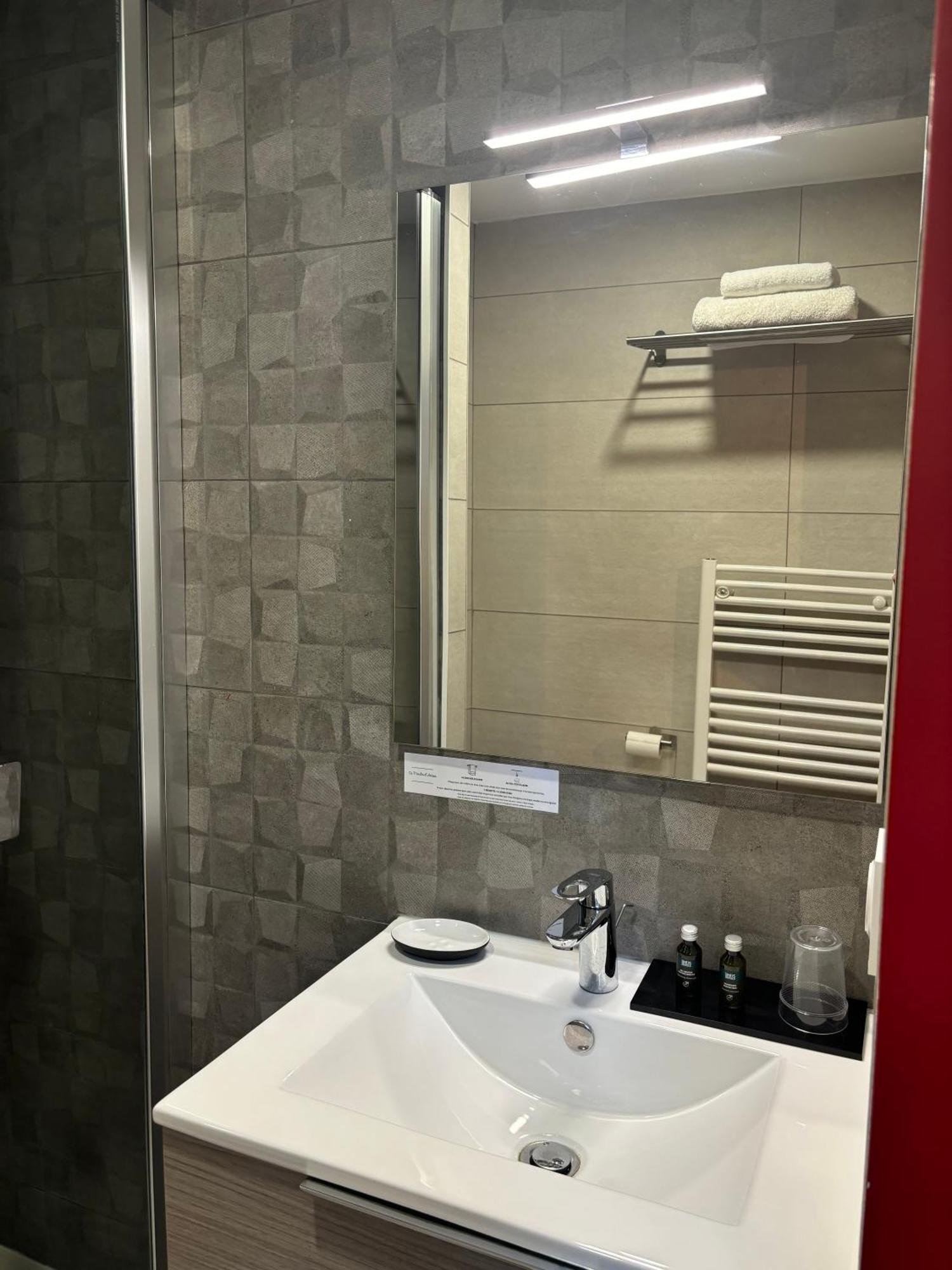 Logis Hotel-Restaurant - Le Moulin D'Artres Bagian luar foto